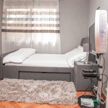 Fully Aircondition 3Bed Villa- A C- Wifi- Hotwater Freetown Exterior photo