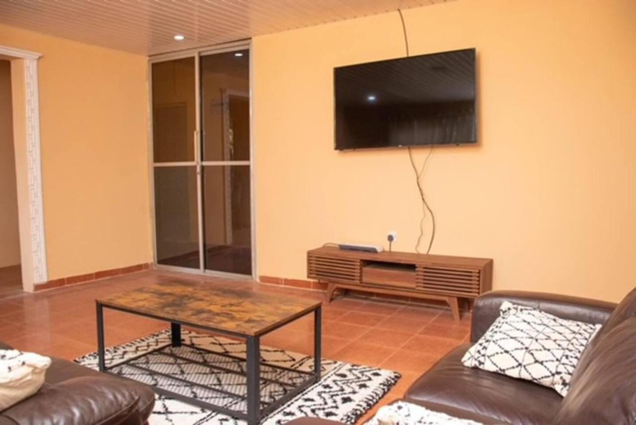 Fully Aircondition 3Bed Villa- A C- Wifi- Hotwater Freetown Exterior photo