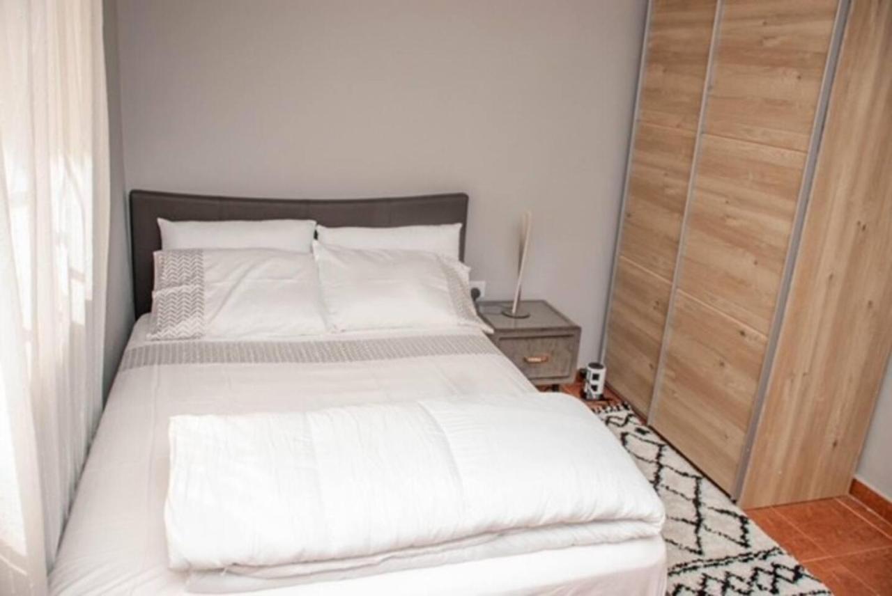 Fully Aircondition 3Bed Villa- A C- Wifi- Hotwater Freetown Exterior photo